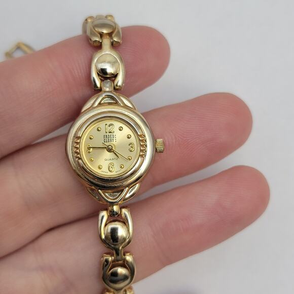 Vintage Watches Eddie Bauer Gold Quartz Watch with Linked Bracelet Band - Picture 6 of 10
